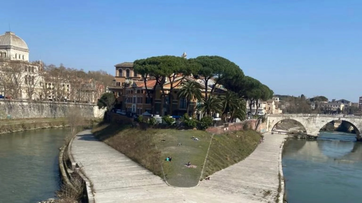 Un giovane, tra i 20 e i 25 anni, è tragicamente morto dopo essere caduto da Ponte Garibaldi a Roma, vicino all'Isola Tiberina.