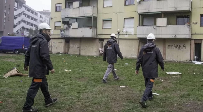 A Quarto, un uomo scopre che la sua casa è stata occupata da sconosciuti e, nonostante l'intervento delle forze dell'ordine, è costretto a vivere in auto.