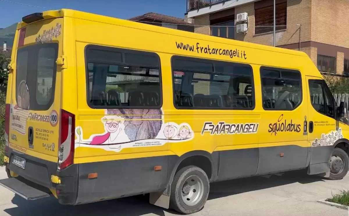 Un bimbo di 2 anni perde tragicamente la vita in Brasile, rimanendo intrappolato per 8 ore in uno scuolabus sotto il sole cocente. La madre chiede giustizia.