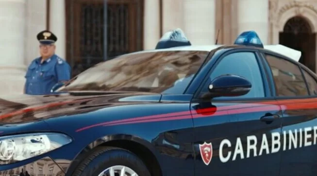 Un uomo di 33 anni è stato arrestato a Milano per stalking contro la sua ex fidanzata, con comportamenti ossessivi e minacce, inclusi tentativi di controllo e vandalismo.