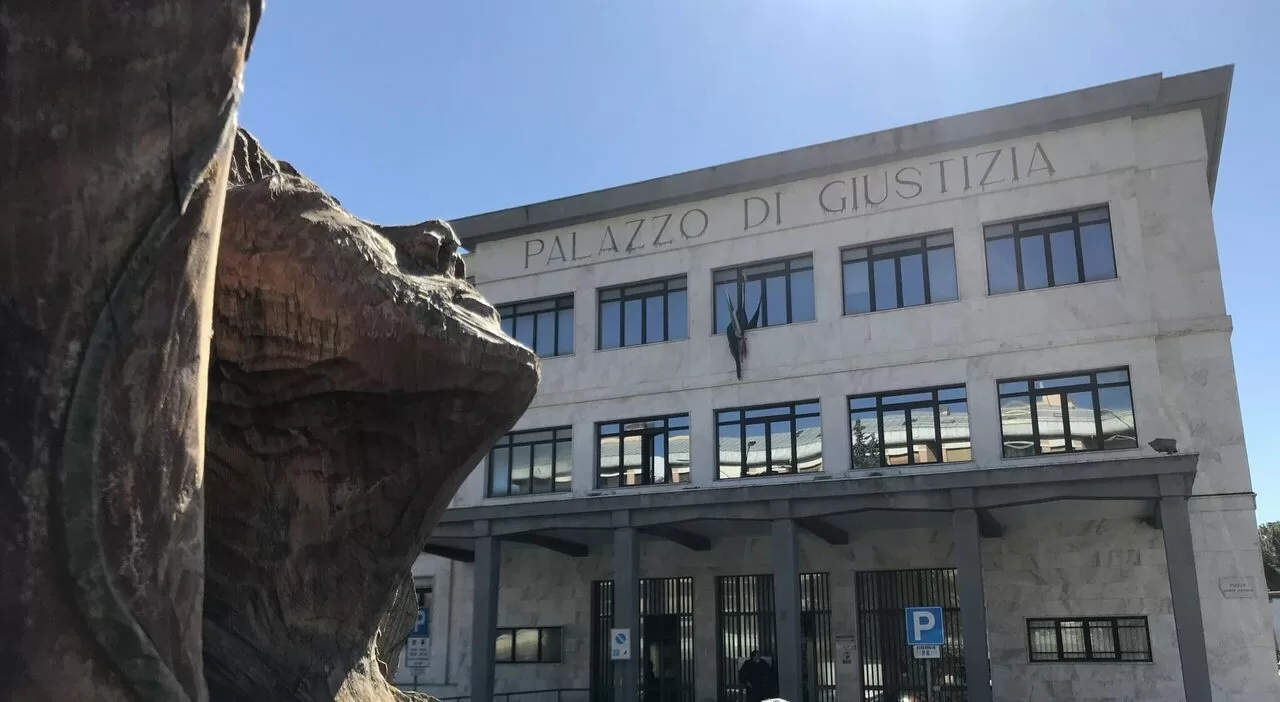 A Sulmona, un uomo scopre dopo quarant'anni di essere padre di gemelli, causando uno scandalo che coinvolge la sua ex compagna e l'attuale moglie.