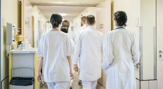 Michele e Giulia, due infermieri italiani, hanno trasformato le loro carriere e vite trasferendosi in Norvegia, attirati da migliori condizioni lavorative e salariali.