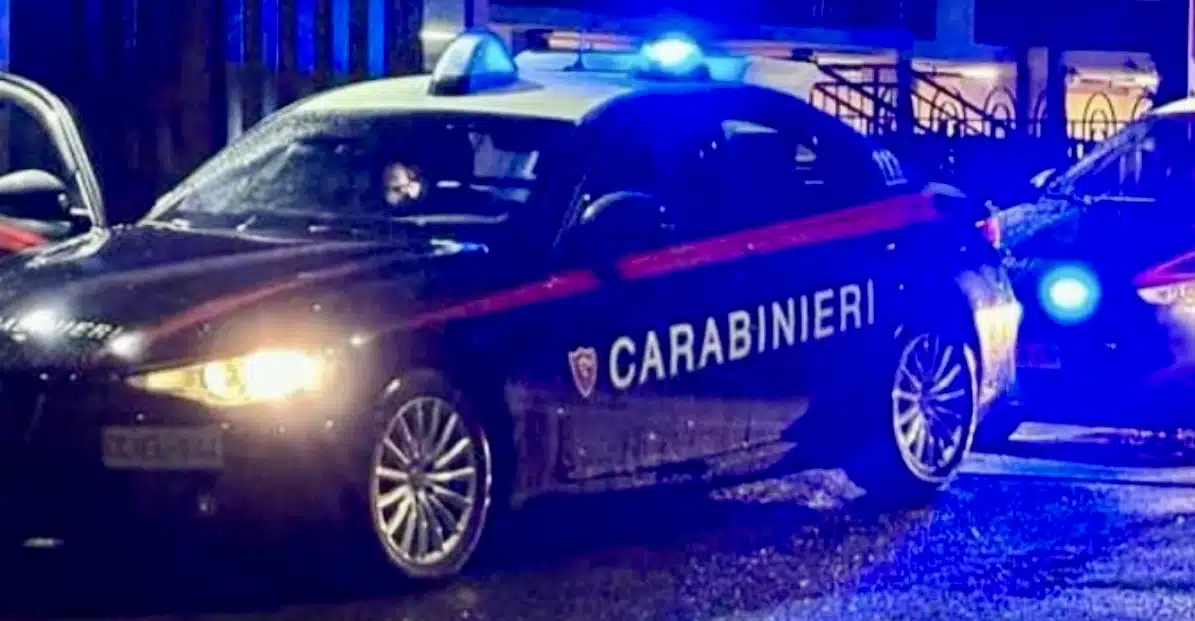 Uomo uccide la moglie a coltellate ad Andria, rivelando il delitto al telefono davanti ai bambini terrorizzati. La vittima, Vincenza, desiderava la separazione.