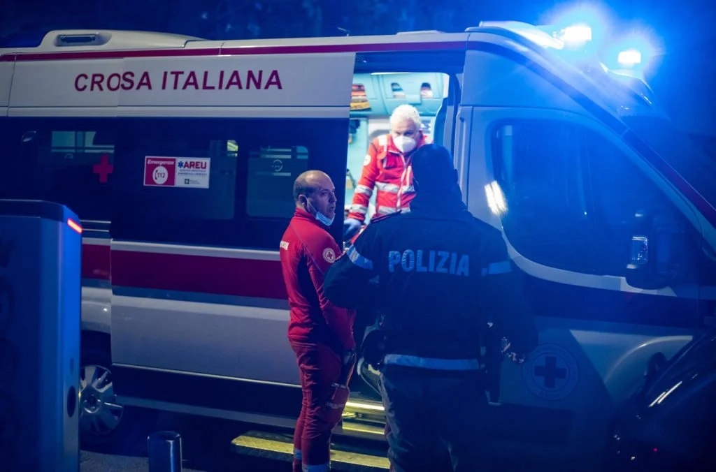 Rimangono le dita incastrate nel frullatore mentre cucina, va in ospedale con la mano ancora nell’elettrodomestico