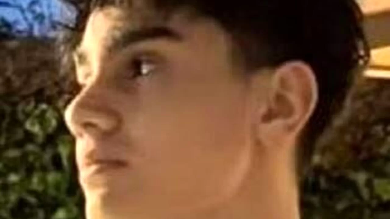 Aniello Marino, un ragazzo di 17 anni scomparso da Orta di Atella, è stato tragicamente trovato morto vicino alla stazione di Frattamaggiore, Napoli, dopo essere stato travolto da un treno.