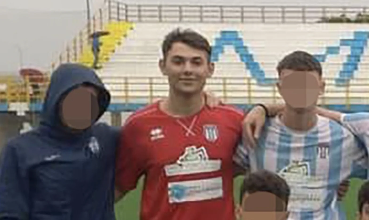 Il portiere diciassettenne della Virtus Mola, Matteo Capelluti, è tragicamente deceduto a seguito di un incidente stradale. Il mondo del calcio pugliese esprime profondo cordoglio.