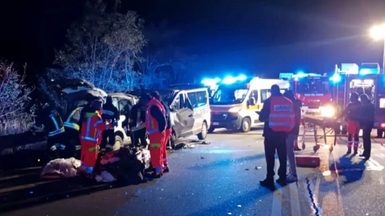 Incidente mortale sulla Taranto – Bari, frontale auto – minivan, sale a cinque il bilancio delle vittime, quattro erano militari