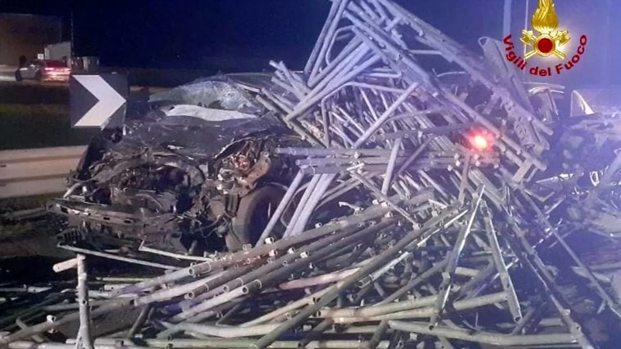 Grave incidente a Caprara di Campegine causa due morti e diversi feriti. Un furgoncino perde il carico di impalcature, colpendo tre auto.