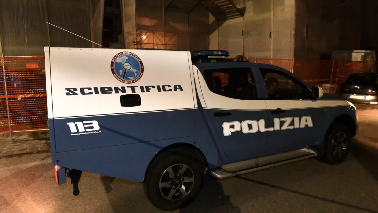 Un giovane triestino è morto all'ospedale di Cattinara a seguito delle gravi ferite riportate dopo aver sfondato il vetro della porta di casa nel rione di Roiano a Trieste.