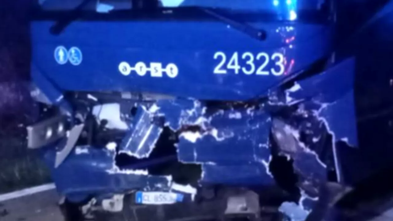 Un grave incidente stradale ha colpito la statale 196 in Sardegna, causando la morte di un uomo e ferite non gravi all'autista del pullman, con passeggeri contusi ma senza bisogno di cure ospedaliere.