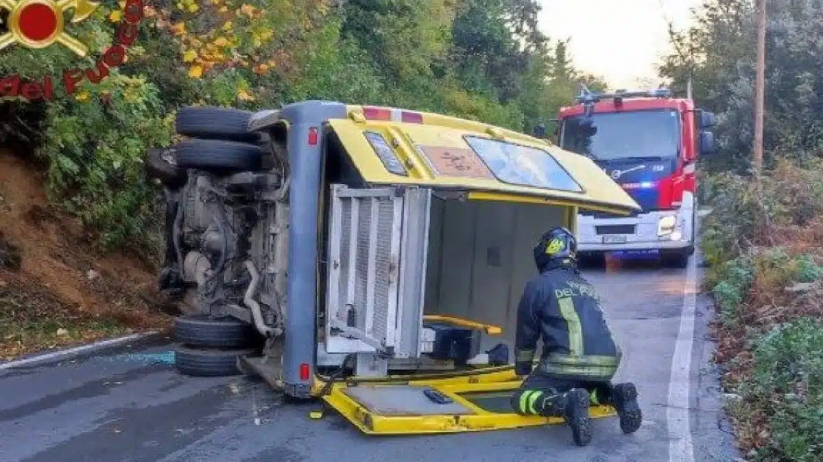 Un incidente preoccupante ha coinvolto uno scuolabus ai Castelli Romani, causando il ferimento di tre bambini e due adulti, fortunatamente non gravi