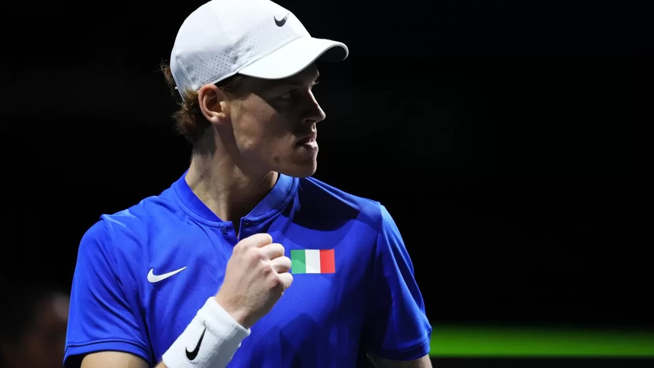 Jannik Sinner, il numero 4 del mondo, ha sconfitto Novak Djokovic, numero 1, in Coppa Davis, pareggiando il punteggio Italia-Serbia a 1-1.