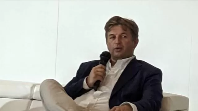 Stefano Valdegamberi scatena polemiche con un post su Facebook riguardante il caso di Giulia Cecchettin, ricevendo critiche da Luca Zaia, Pd, e Avs, con richieste di dimissioni.