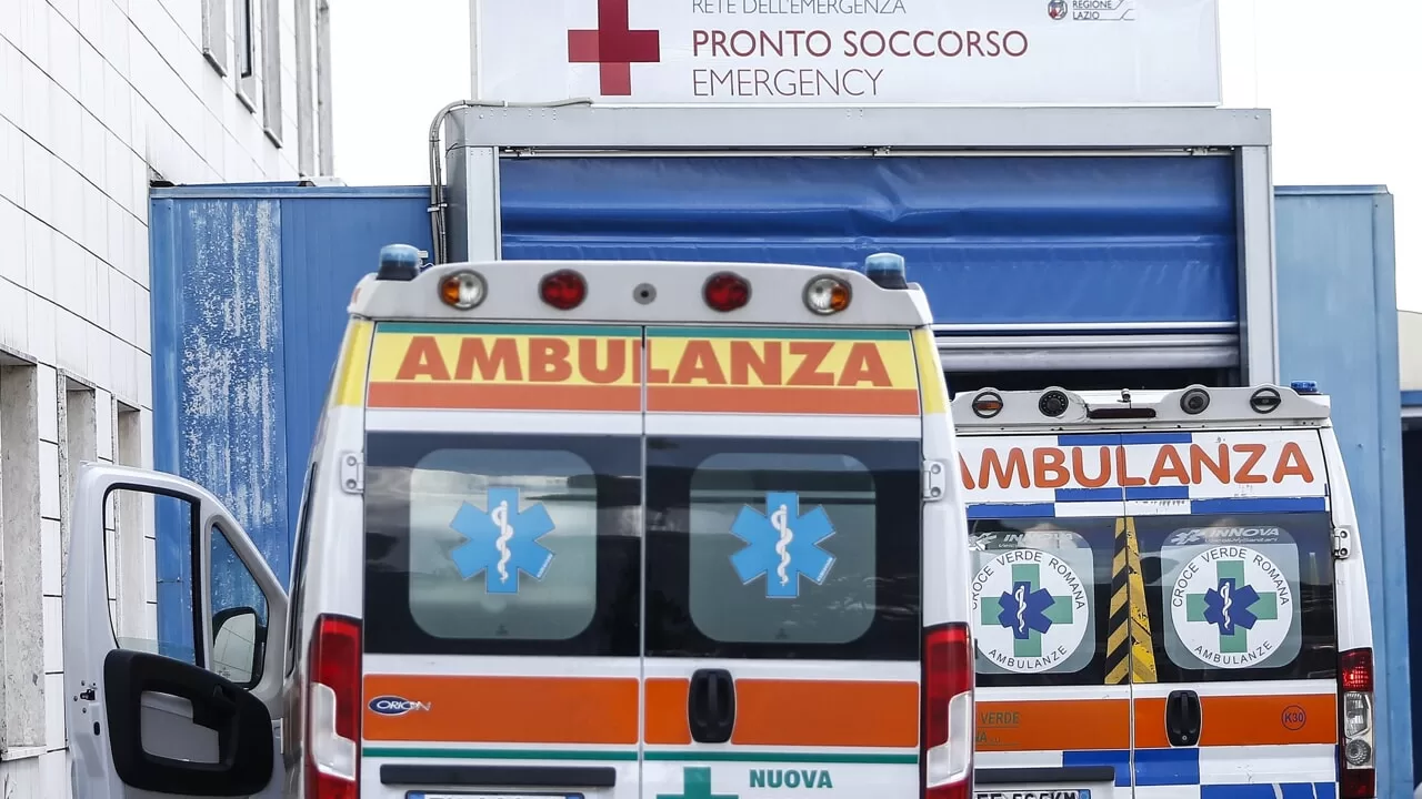 Due coniugi di Treviso sono stati ricoverati per grave avvelenamento dopo aver consumato funghi raccolti in città. La loro condizione, complicata da insufficienza epatica, sottolinea i rischi dell'autoraccolta di funghi.