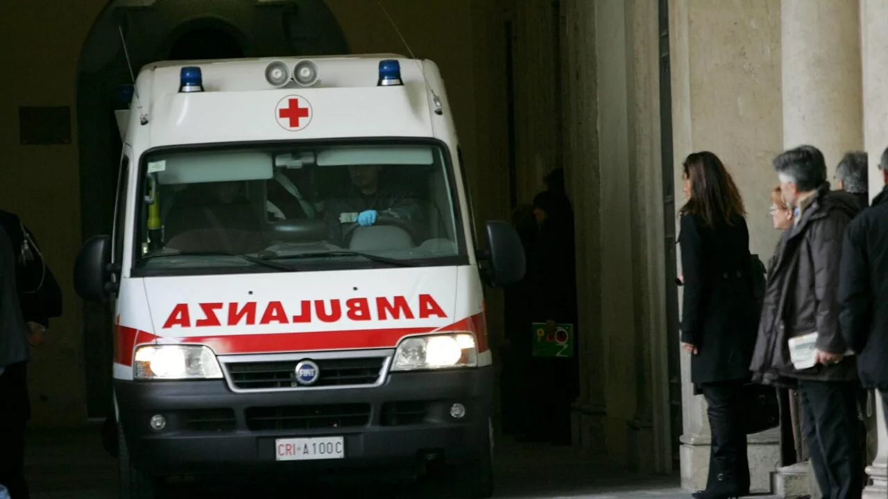 Bari, incidente in Corso Alcide de Gasperi, perde il controllo della moto e finisce fuori strada, centauro è gravissimo