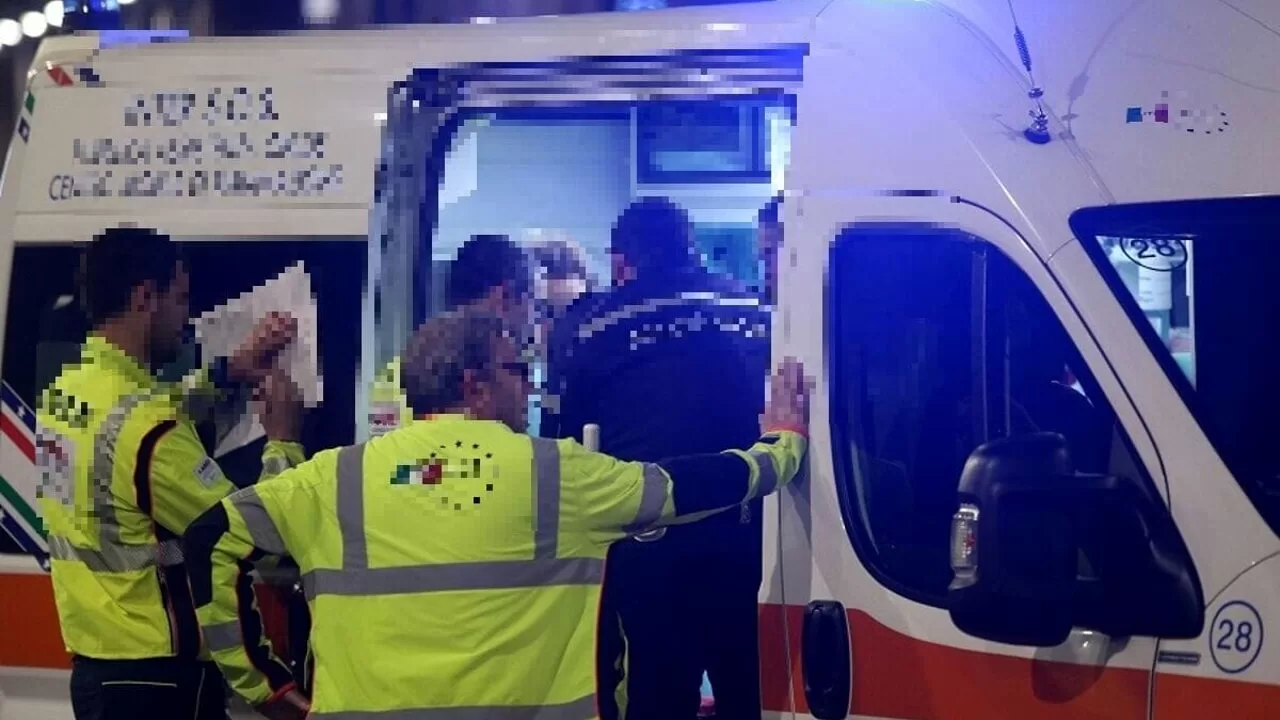 Un uomo di 35 anni perde il controllo dello scooter in viale della Libertà: ricoverato in gravi condizioni, positivo al test tossicologico.