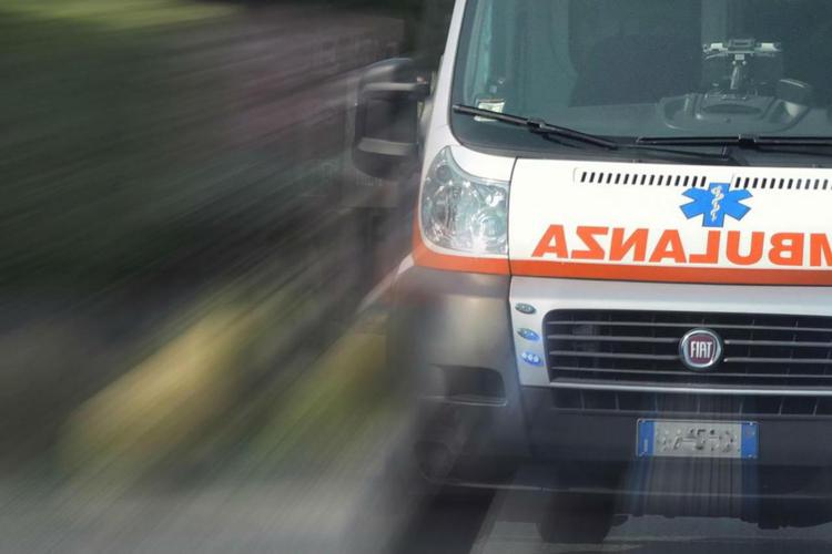 Alla periferia di Cassano delle Murge, in Puglia, una coppia di fidanzati è morta dopo che la loro auto è precipitata da un cavalcavia. La dinamica è ancora da accertare.