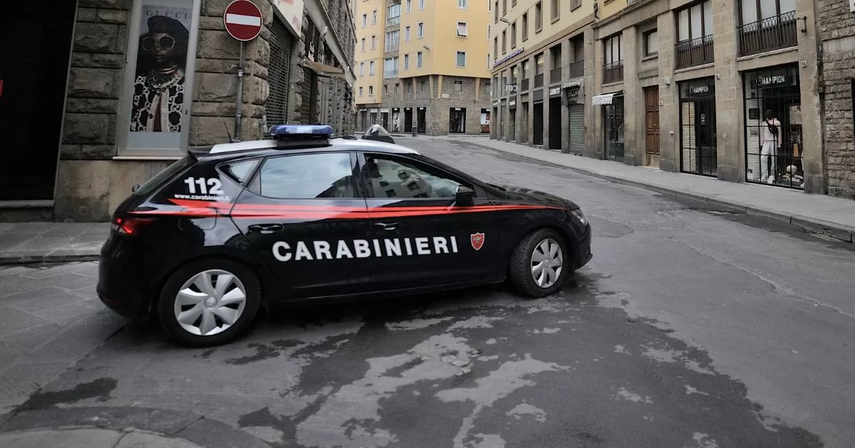 A Erba, un uomo di 25 anni ha aggredito la sua ex fidanzata, nonostante un divieto di avvicinamento, lanciandole acido muriatico sul viso. L'aggressore è stato arrestato e la vittima è in ospedale.