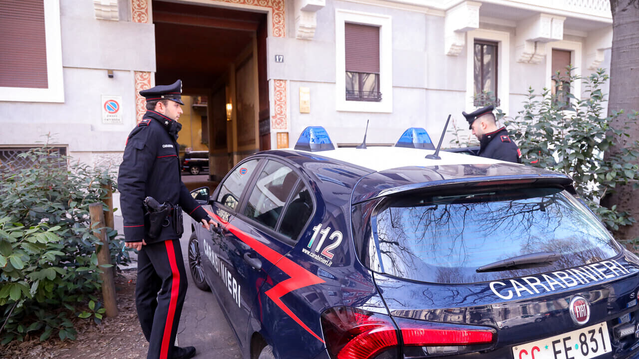 Un'anziana donna di Rovato è stata aggredita in casa da tre rapinatori, subendo gravi ferite fisiche e psicologiche.