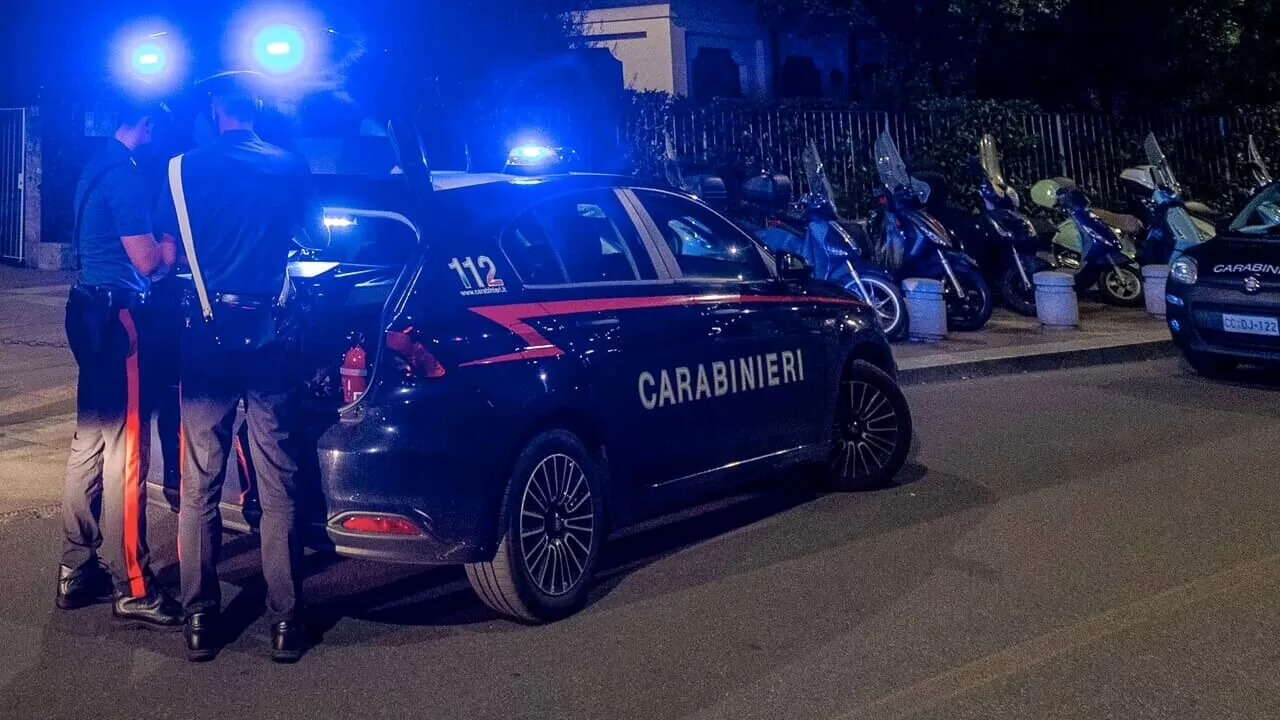 Un folle inseguimento tra Lecce e Casamassima si è concluso con l'arresto di un pregiudicato barese, dopo diverse collisioni con le volanti della polizia e una sparatoria.