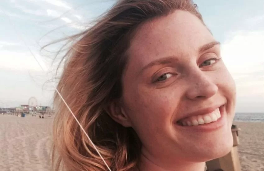 Casey, mamma e editrice, annuncia il suo addio in un post su Instagram, lasciando un messaggio toccante e un elenco incompleto di ciò che le ha dato gioia nella vita.