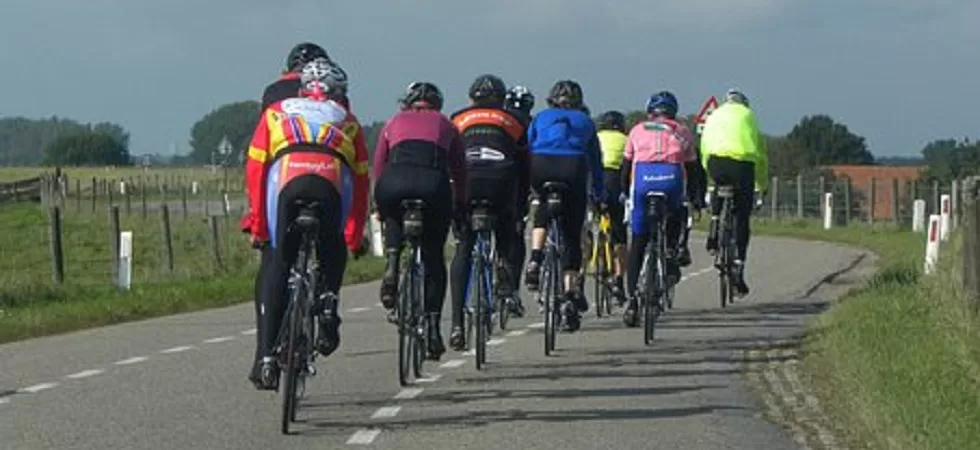 Gruppo di ciclisti passa con il rosso, dietro c’era un’auto dei Carabinieri che multa tutti e trenta