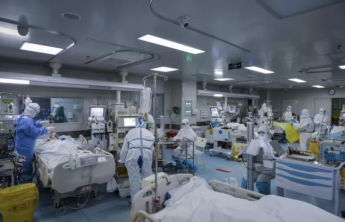 Una grave epidemia di polmonite colpisce i bambini in Cina. Gli ospedali di Pechino e Liaoning sono sovraffollati, e molte scuole sospendono le lezioni.