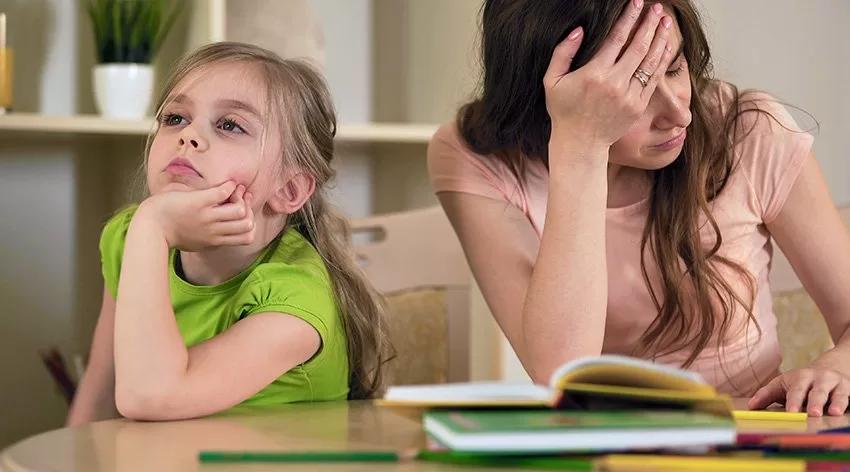 Una madre ammette su TikTok di fare i compiti per le figlie per evitar loro stress, scatenando un acceso dibattito online tra approvazione e critiche.