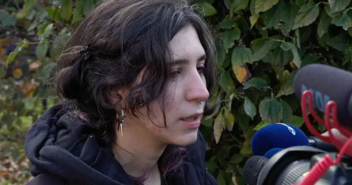 Elena Cecchettin, sorella di Giulia, vittima di omicidio, parla della relazione tra Giulia e l'ex fidanzato Filippo Turetta, descrivendola come insana e ossessiva, con Giulia che cercava di distaccarsi da lui.