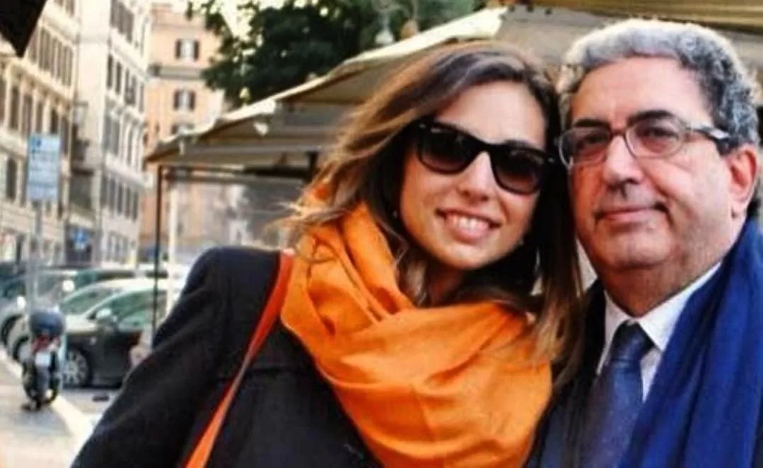Milano rende omaggio a Emanuela Perinetti, influencer di 34 anni e esperta di marketing sportivo, scomparsa dopo una lunga lotta contro l'anoressia.