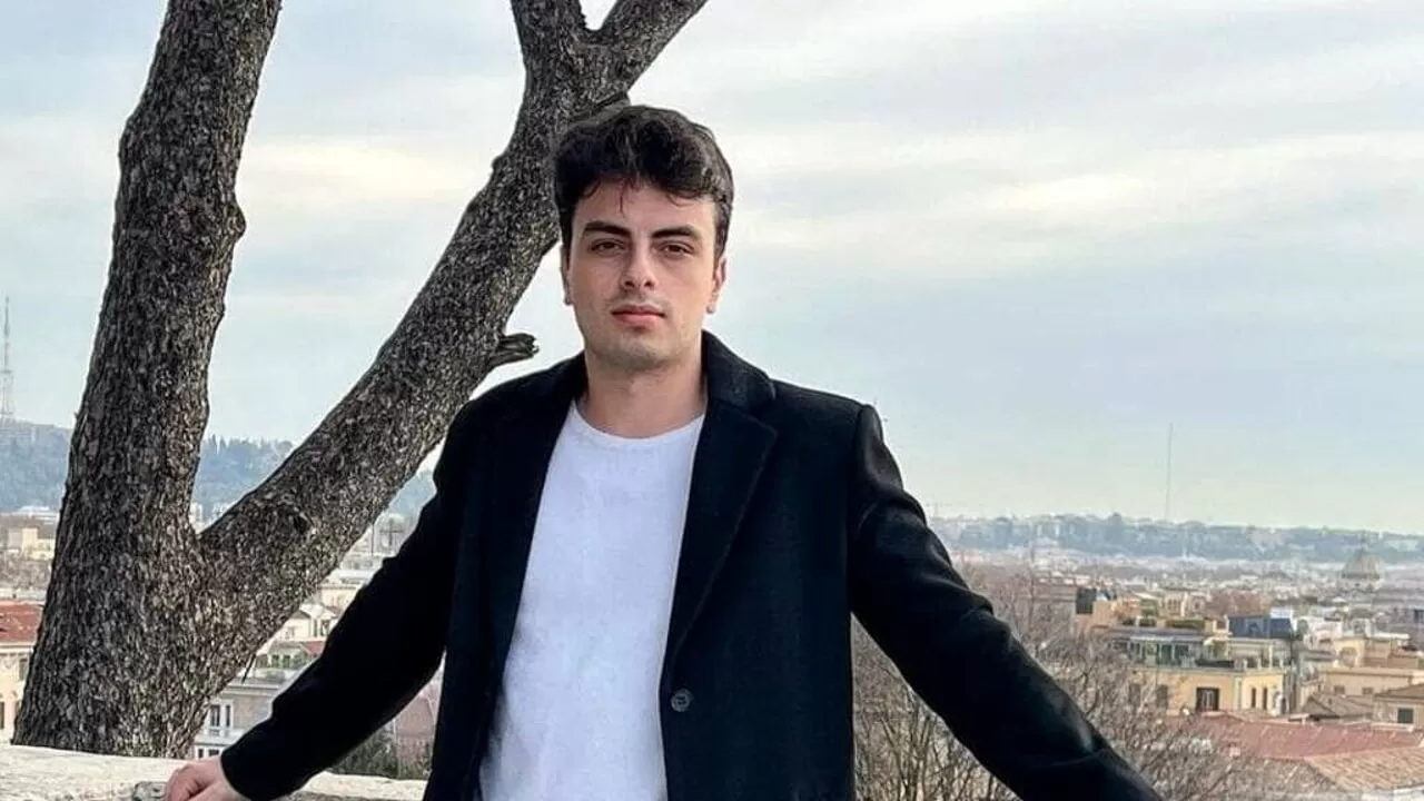 Nicholas Foresti, 22 anni, muore in un incidente in scooter dopo una consegna di lavoro. La sua tragica scomparsa rinnova l'attenzione sulla sicurezza stradale in Italia.
