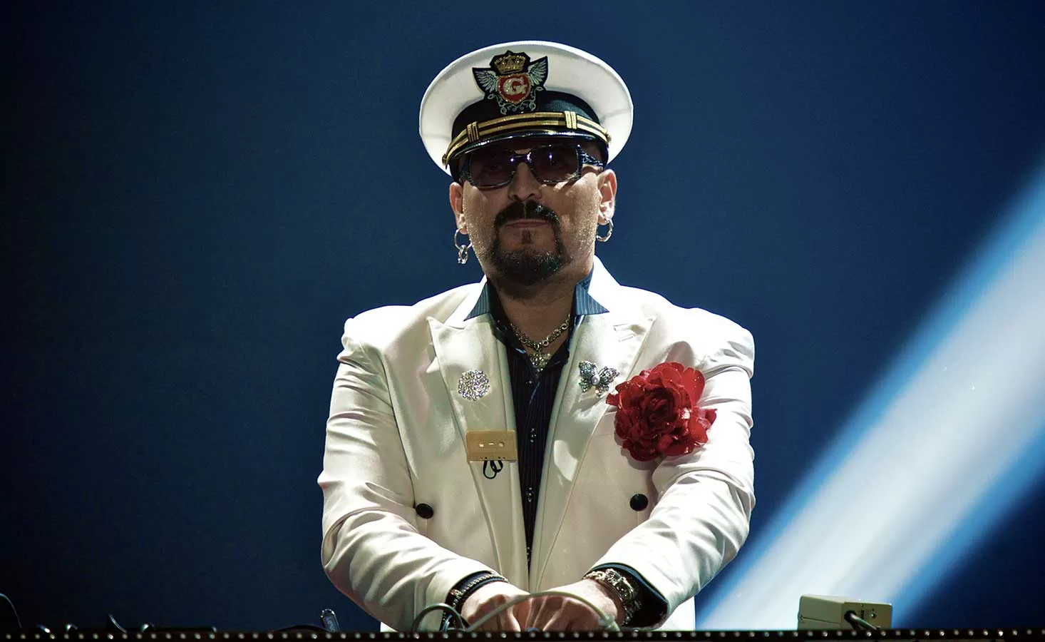 Gigi D'Agostino, famoso DJ, combatte da oltre un anno contro una grave malattia, con poche notizie sul suo stato di salute attuale.