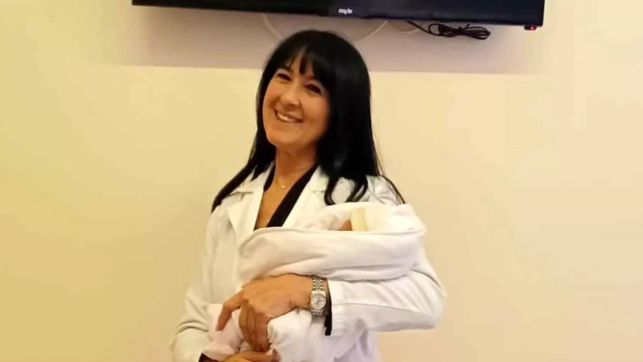 Una coppia cinese vive un'esperienza unica dando alla luce la loro bambina in un furgoncino, assistiti dall'ostetrica Evangelista, nel traffico romano.