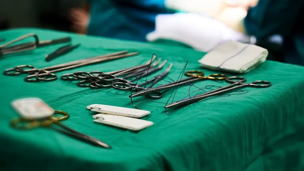 In Puglia, un team medico ha salvato una donna di 42 anni da un tumore al fegato considerato inoperabile, sfidando le previsioni e i rifiuti di altri centri.