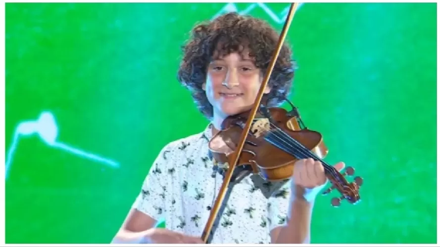Samuele Palumbo, talentuoso violinista di 12 anni, emerge come il vincitore di 'Tu si Que Vales', conquistando il premio di 100 mila euro e l'ammirazione nazionale.