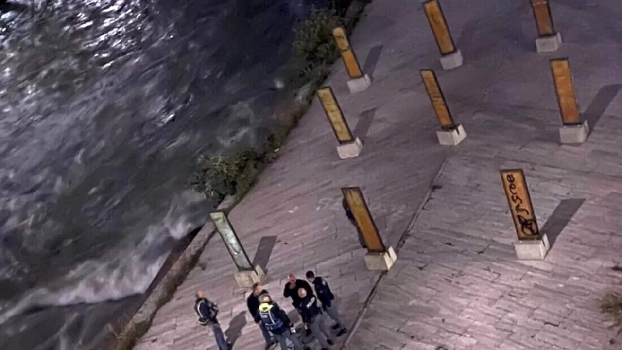 Uno studente austriaco di 23 anni è tragicamente morto a Roma dopo essere caduto dal Ponte Garibaldi. Le circostanze della sua caduta rimangono incerte, con indagini in corso.