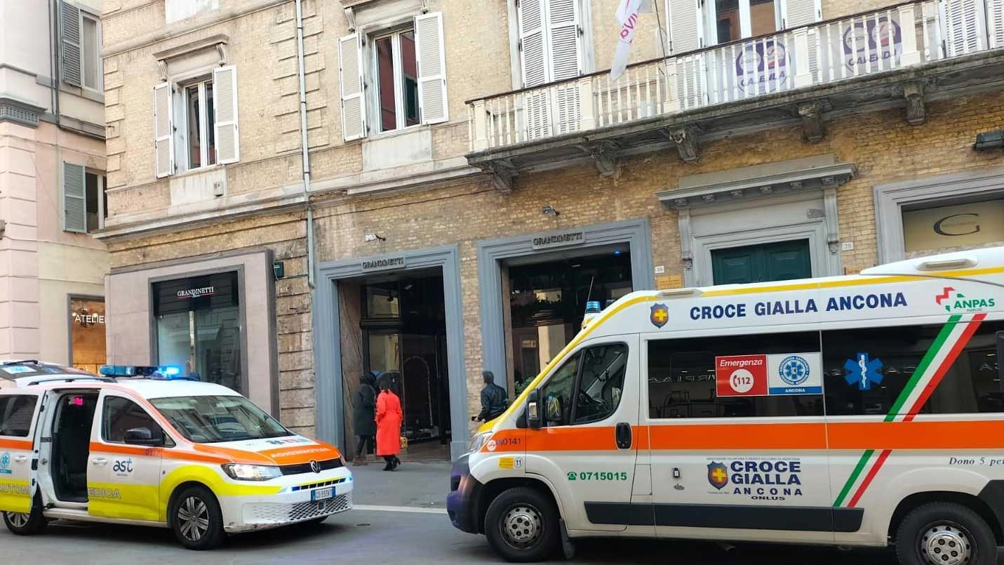 Un banale appuntamento medico si trasforma in una tragedia: Mauro Baldassari, 72 anni, muore per un arresto cardiocircolatorio improvviso durante la visita.