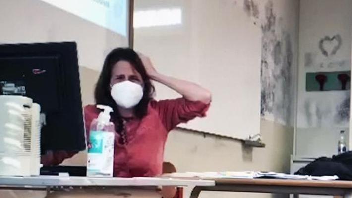 Prof colpita da pallini di gomma in classe decide di denunciare gli autori, tre alunni di 15 anni