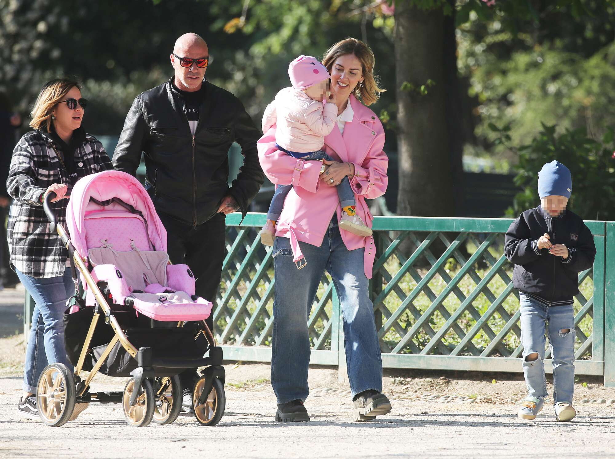 Chiara Ferragni, la sua prima apparizione pubblica, al parco con mamma e figli, rassicura i fan “Sto bene dai”