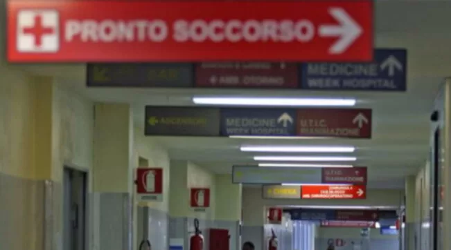 Una neonata è tragicamente deceduta a Cisternino, Brindisi, dopo un parto in casa. La madre è stata ricoverata d'urgenza e la Procura indaga sull'accaduto.