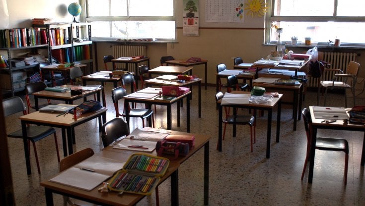Una donna di 49 anni è stata condannata dalla Corte dei Conti in Lombardia a restituire gli stipendi percepiti come insegnante, avendo utilizzato titoli di studio non autentici per vent'anni.