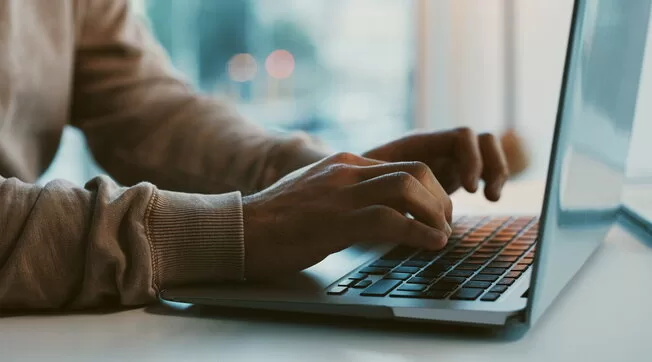 A Bologna, un lavoratore di call center è stato licenziato per aver bestemmiato, suscitando proteste sindacali e uno sciopero di 16 ore. Questo segue un caso simile di licenziamento due mesi fa.