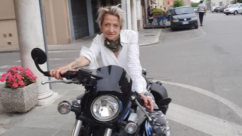 In un hotel di Mattarana, La Spezia, è stato scoperto il cadavere della turista Rossella Cominotti, mentre il marito è attualmente ricercato.