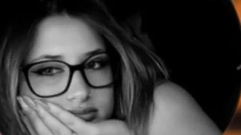 Noemi Roberti, 17 anni, perde tragicamente la vita in un incidente stradale. La comunità e il suo liceo a Rieti esprimono profondo cordoglio.