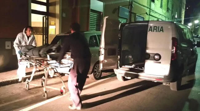 Due tragici casi di solitudine emergono in Marche e Abruzzo con il ritrovamento di corpi in avanzato stato di decomposizione, sottolineando la tragica realtà della solitudine degli anziani.