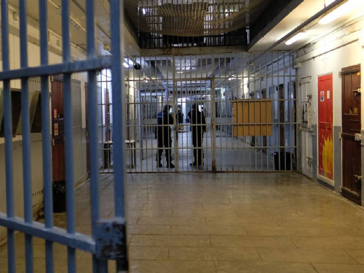 Fugge dagli arresti domiciliari e si reca volontariamente in carcere, “Sono solo, vorrei passare il Natale in cella con gli altri”