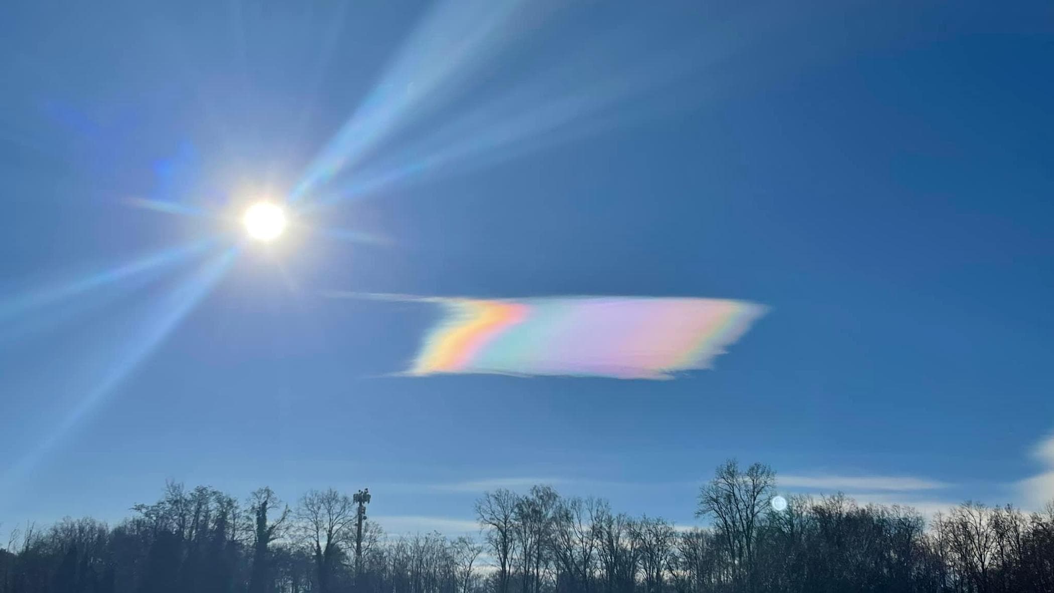 La magia di Natale nel cielo in Lombardia, compare una nuvola arcobaleno