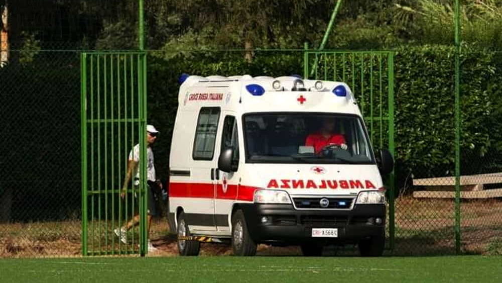 Durante una partita di calcio giovanile a Firenze, un calciatore 15enne è stato aggredito e colpito alla testa, scatenando orrore e indignazione.