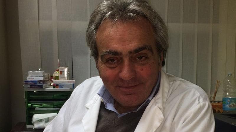 Il noto infettivologo e medico di base, Dr. Pino Macchione, ha tragicamente perso la vita per un infarto nel suo studio a Bari, poco prima del suo ritiro professionale.
