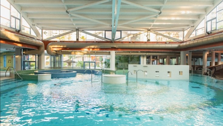 Un ragazzo di 27 anni è tragicamente deceduto in una piscina a Bari, nonostante gli sforzi dei bagnini e dei soccorritori per salvarlo.